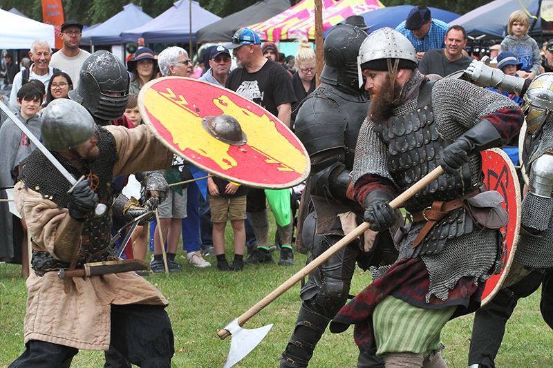 Medieval Market : Swords and Armour : Medieval Fighting : Levin : New Zealand : Richard Moore : Journalist : Photographer :
